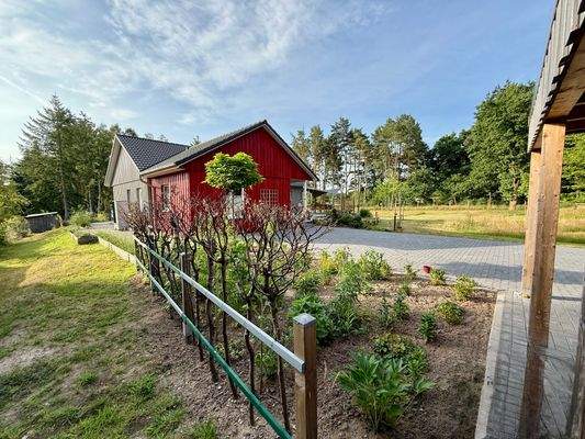 Bepflanzung neben dem Carport