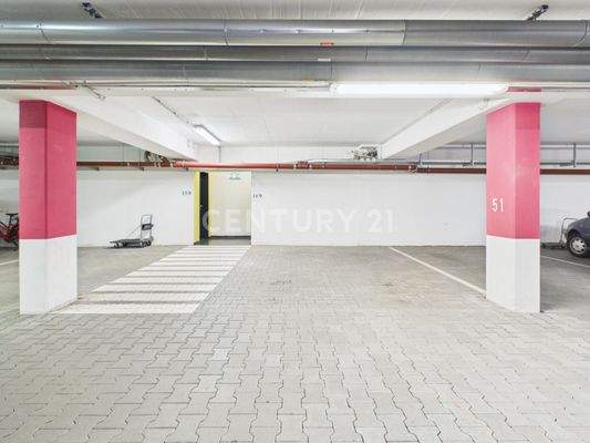 Breiter Tiefgaragenstellplatz