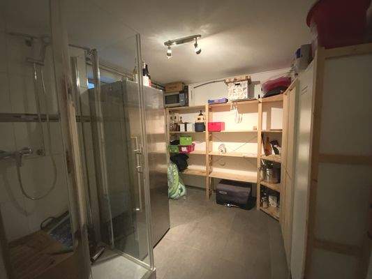 Keller - Kellerraum mit Dusche