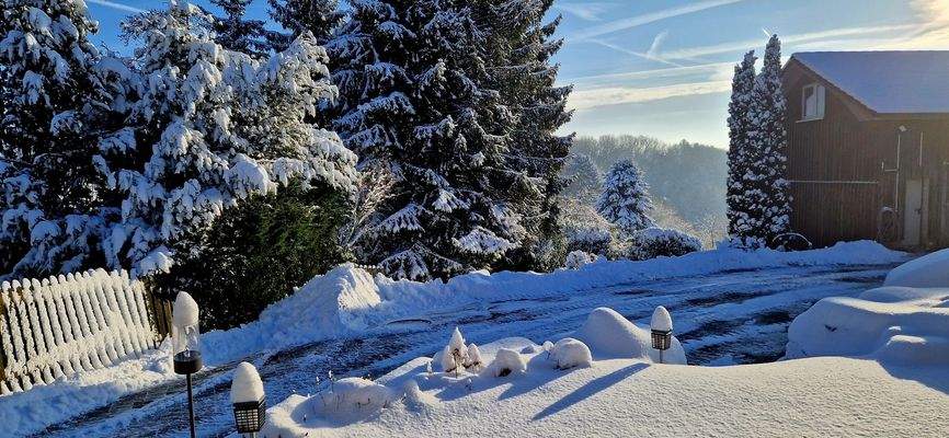 Hof im Winter mit Sicht auf Nebengebäude