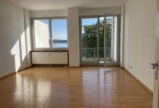 Wohnzimmer mit Balkon