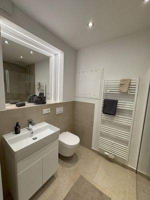 Badezimmer mit Unterschrank