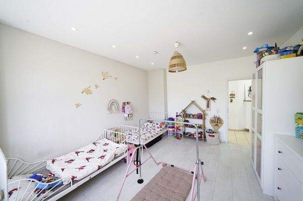 Lichtdurchflutetes Kinderzimmer