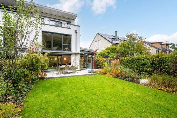 Außenansicht mit Garten