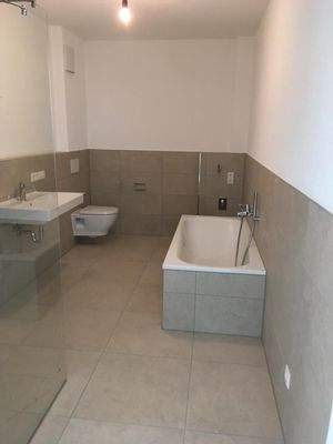 Bad mit extra großem Waschbecken.jpg