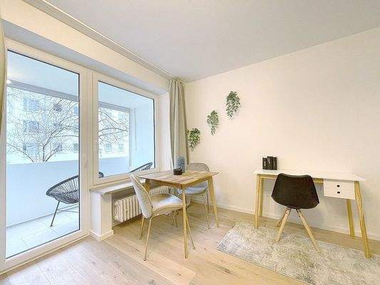 Platz für Essen und Home Office