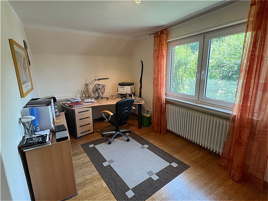 Schlafzimmer/ Büro DG