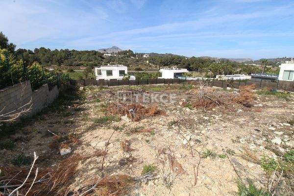 Detached Villa with Montgó and Sea Views Near Amenities in Jávea