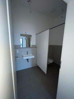 Moderne Gewerbetoilette