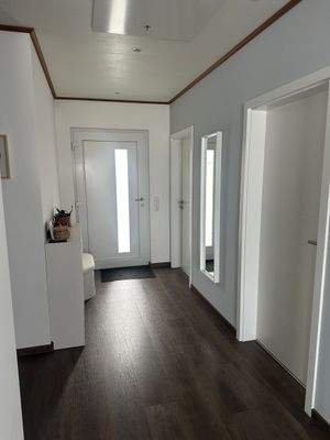 Moderner Flur mit Spiegel