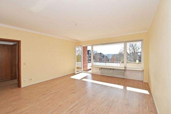 mit breiter Fensterfront 