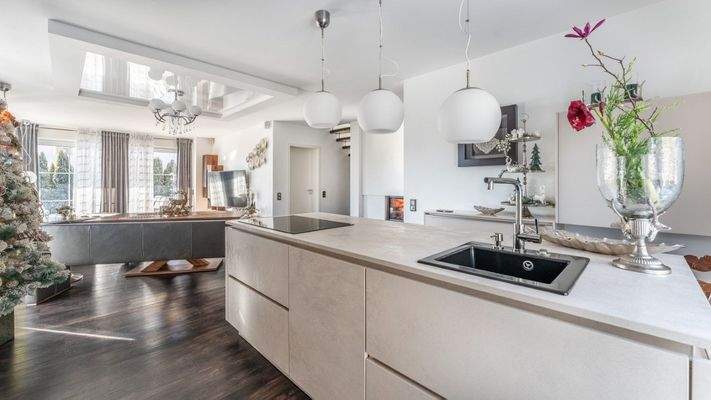 Offene, moderne Küche samt hochwertiger Einbauküche im Erdgeschoss