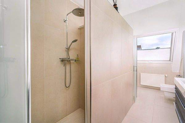 Modernes Badezimmer mit zwei separaten Duschen