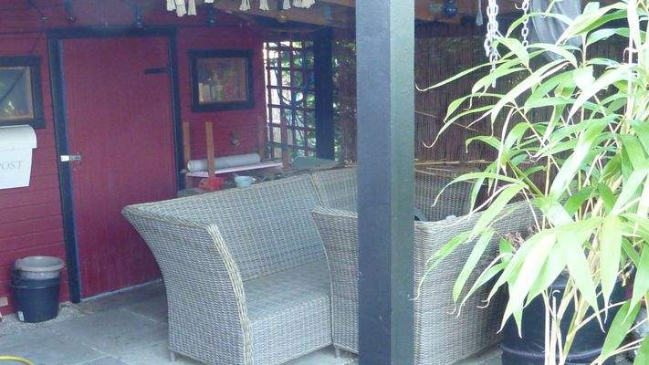 Terrasse mit Schuppen