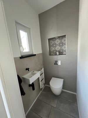EG: Helles Gäste-WC mit Fenster