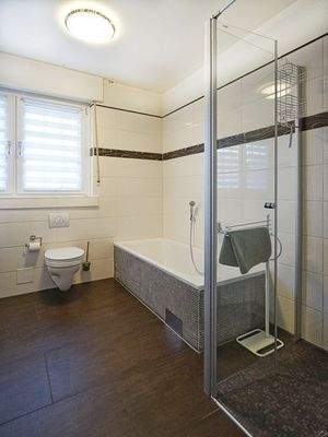 Bad mit Dusche und Wanne