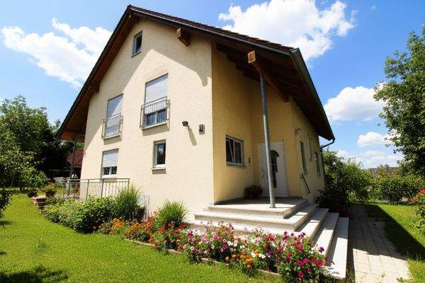 Ansicht Ost (Blumen sind KI)