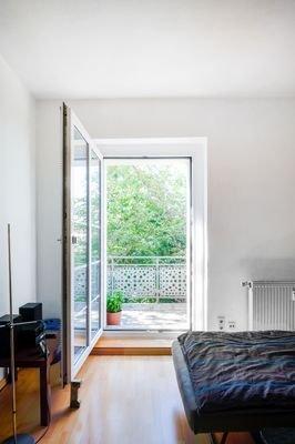 Zugang zum Balkon vom Wohn-/Schlafzimmer