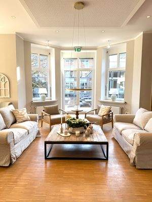 Gemeinschaftliche Bibliothek mit Zugang zum Gemeinschaftsgarten