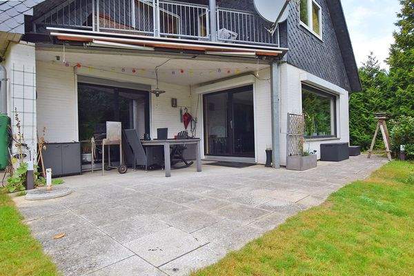 Die teilüberdachte Terrasse lässt ein Grillfest auch bei Nieselregen zu