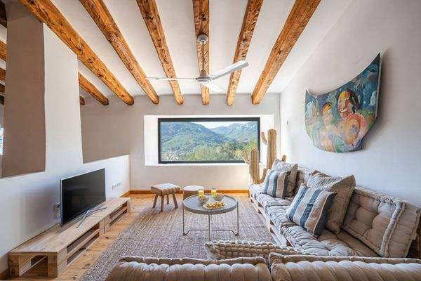 Gemütliche Wohnzimmer mit Panoramafenster und Blick auf die Tramuntana