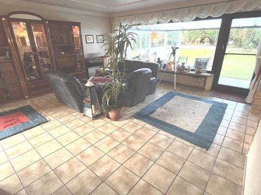 Das geräumige Wohnzimmer