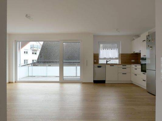 Wohn- und Esszimmer mit Zugang zum Balkon