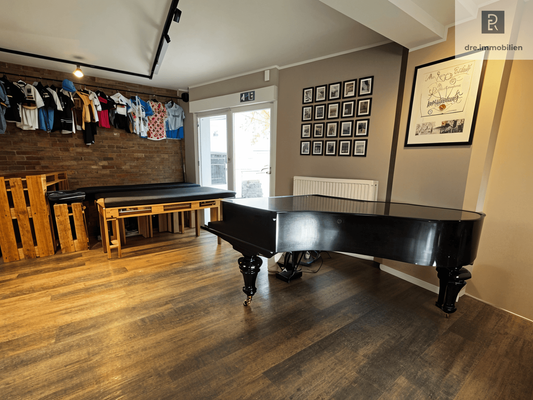 Hauptfläche mit Flügel