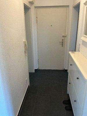 Flur mit dunklem Fliesenboden.jpg