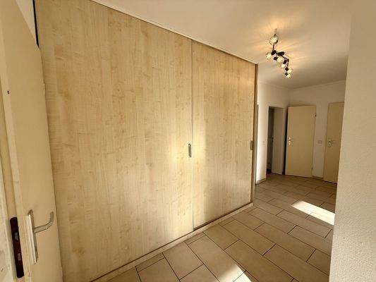 Abstellschrank und Garderobe 