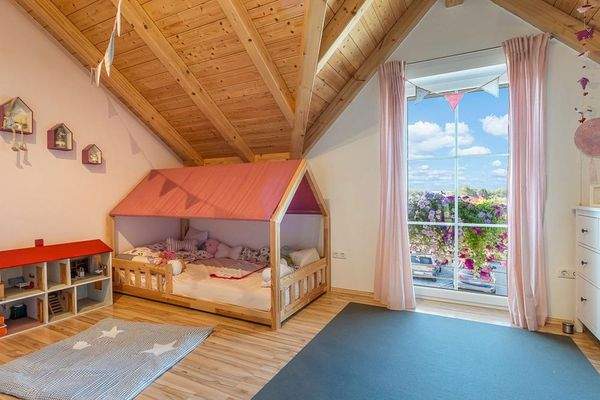 Kinderzimmer mit Dachstuhl
