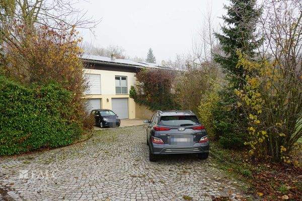 Einfahrt mit Doppelgarage