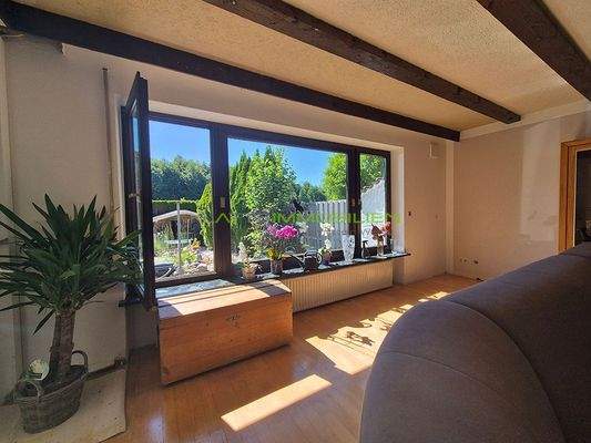 WE01 - Wohnzimmer 05 mit Blick in der Garten