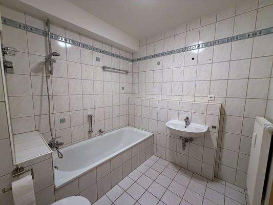 Duschwanne und viel Platz im Bad