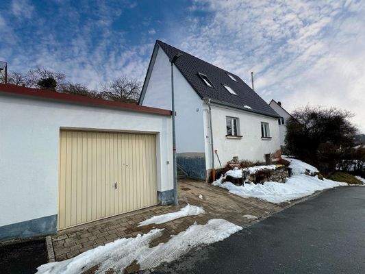 Garage und Hausansicht