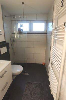 Badezimmer mit Walk in Dusche