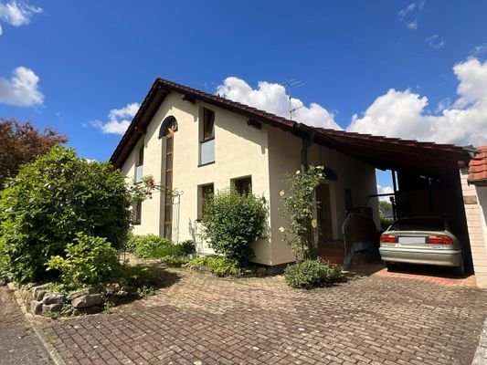 Hauseingang mit Carport