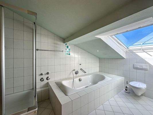 Bad mit Wanne, Dusche und WC