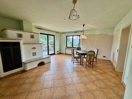 EG | Wohn- und Essbereich mit Kachelofen