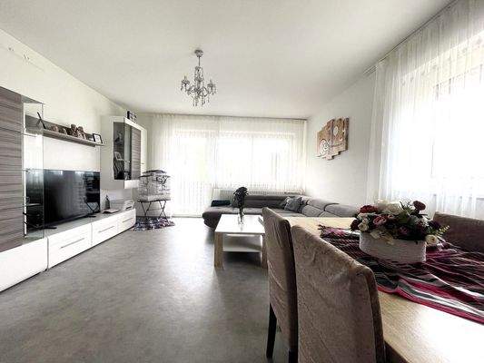 Wohnzimmer mit Balkon