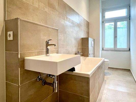 Saniertes Badezimmer mit Wanne