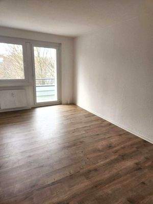 Wohnzimmer mit Balkon