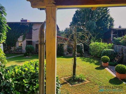 Blick von der Remise auf den Hofraum