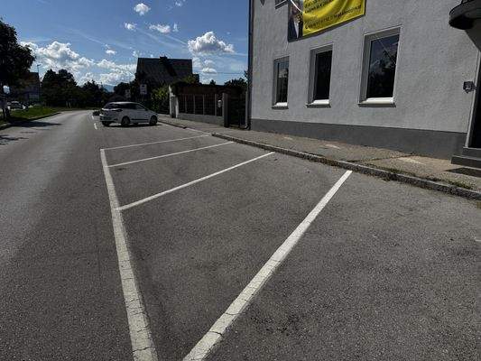 genügend Stellplätze vor der Liegenschaft