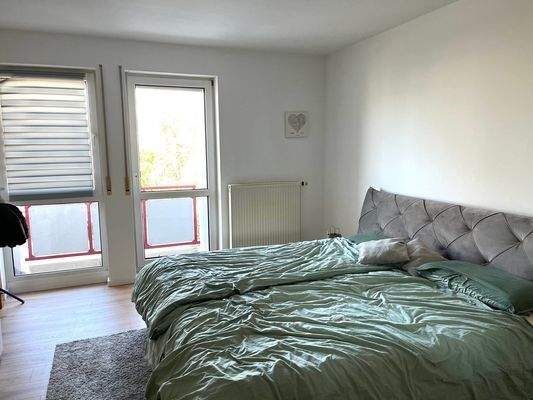 Schlafzimmer mit Zugang zum Balkon 1