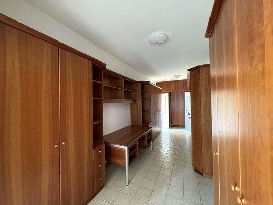 OG1 / Top 2 / Flur mit Einbauten