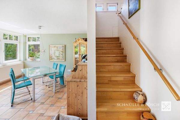 Über die schöne Holztreppe gelangen Sie ins Obergeschoss