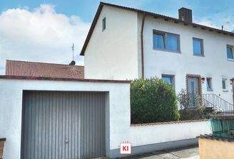 KI-generiert: Doppelhaushäfte mit Garage