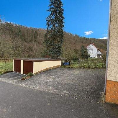 Stellplätze und Doppelgarage