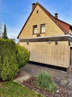 Blick auf die Westseite des Hauses und der Garage